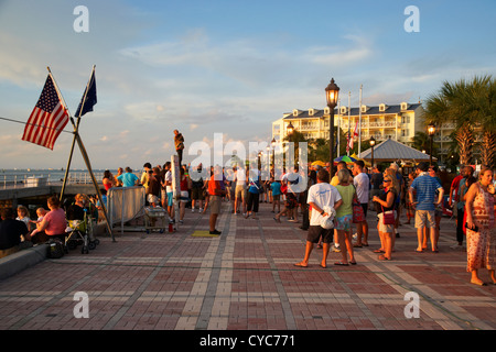 Coucher du soleil au bord de l'eau soirée de célébrations Mallory Square key west florida usa Banque D'Images