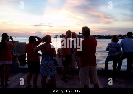 Les personnes qui prennent des photos à bord de l'eau pendant le coucher du soleil en soirée de célébrations Mallory Square key west florida usa Banque D'Images