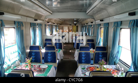 Une voiture-restaurant sur le trans-sibérien express. Banque D'Images