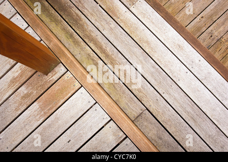 Decking en bois à diverses hauteurs en bois vieilli Banque D'Images