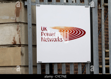 Les réseaux d'alimentation britannique signe sur une clôture à Brighton, East Sussex, UK. Banque D'Images