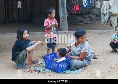 Enfants dans un village du Mékong dans le Nord du Laos Banque D'Images