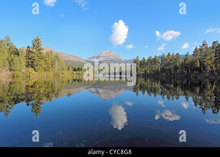 Le mont Lassen et nuages reflétée dans Manzanita Lake Banque D'Images