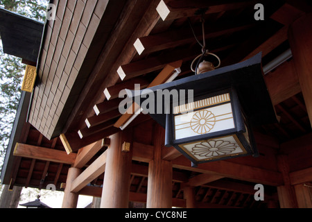 Décoré d'une lanterne dans les motifs d'Hokkaido Hokkaido Jingu, sanctuaire Shinto le plus important. Sapporo, Japon. Banque D'Images