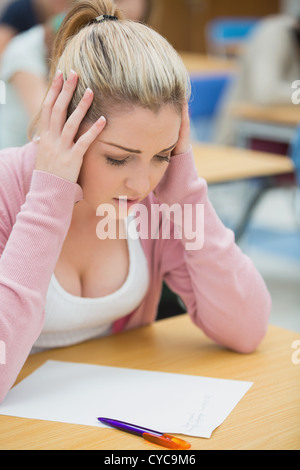 Girl examen et soulignant Banque D'Images