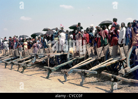 Carts sert de tribune pour le vif de l'auditoire en Urangampatti Jallikattu, Madurai, Tamil Nadu, Inde. Banque D'Images