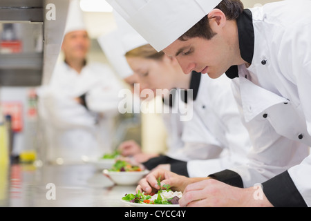 Classe culinaire en cuisine faire des salades Banque D'Images