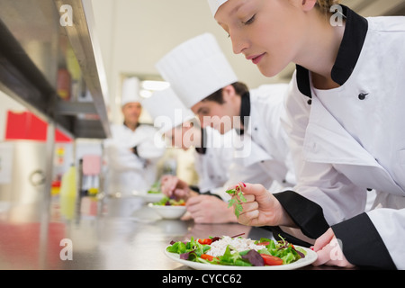 Chef finishing sa salade en classe culinaire Banque D'Images
