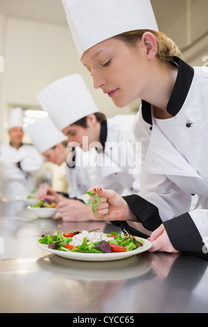 Préparer une salade du chef dans la classe Banque D'Images