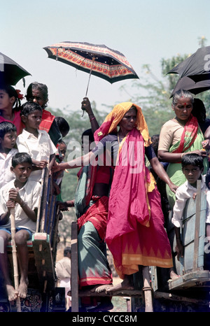 Carts sert de tribune pour le vif de l'auditoire en Urangampatti Jallikattu, Madurai, Tamil Nadu, Inde. Banque D'Images