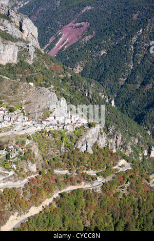 VUE AÉRIENNE.Village médiéval perché de Roubion.Alpes du Mercantour, arrière-pays de la Côte d'Azur, France. Banque D'Images