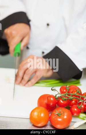 Chef chopping oignons de printemps Banque D'Images