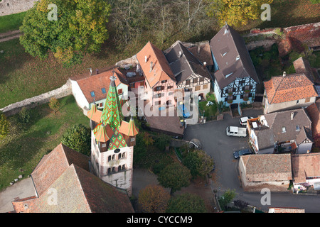 VUE AÉRIENNE.Clocher de l'église Saint-Georges et maisons traditionnelles à colombages.Châtenois.Bas-Rhin, Alsace, Grand est, France. Banque D'Images