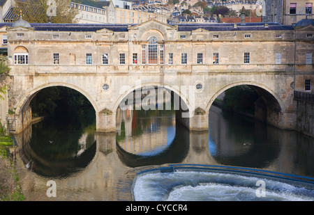 Pulteney Bridge enjambant la rivière Avon, Bath, Somerset, Angleterre architecte Robert Adam a construit1773 Banque D'Images