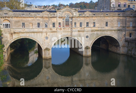 Pulteney Bridge enjambant la rivière Avon, Bath, Somerset, Angleterre architecte Robert Adam a construit1773 Banque D'Images