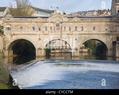 Pulteney Bridge enjambant la rivière Avon, Bath, Somerset, Angleterre architecte Robert Adam a construit1773 Banque D'Images