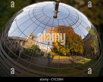 L'automne la réflexion et l'auto-portrait dans les femmes à Balliol cadran solaire, l'Université d'Oxford 3 Banque D'Images