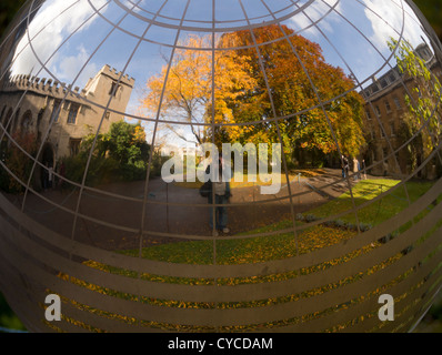 L'automne la réflexion et l'auto-portrait dans les femmes à Balliol cadran solaire, l'Université d'Oxford 2 Banque D'Images