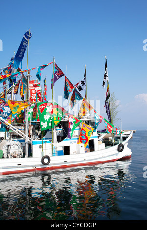 Bateau de pêche, joliment décorées de drapeaux nautiques Banque D'Images