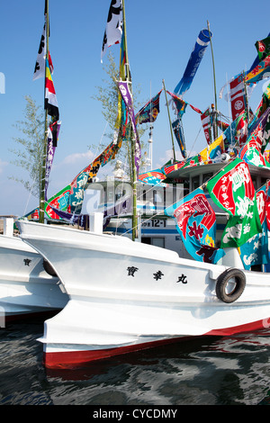 Bateau de pêche, joliment décorées de drapeaux nautiques Banque D'Images