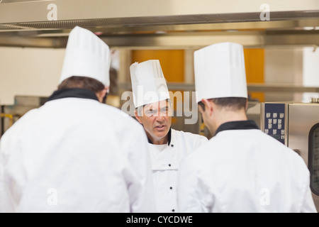 Chef cuisinier en colère employés gronder Banque D'Images