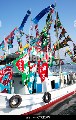 Bateau de pêche, joliment décorées de drapeaux nautiques Banque D'Images