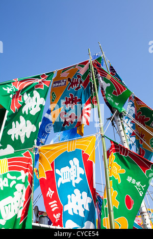 Joliment décorées de drapeaux nautiques mâts sur le bateau de pêche Banque D'Images