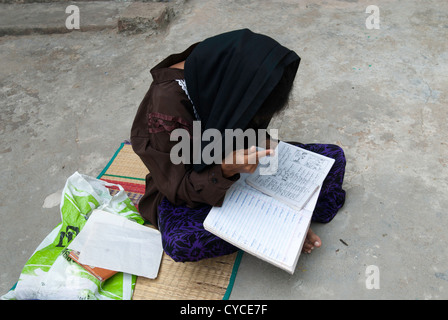 Jeune fille musulmane qui étudient en urdu,Tamil Nadu, Inde. Banque D'Images