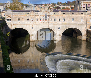 Pulteney Bridge enjambant la rivière Avon, Bath, Somerset, Angleterre architecte Robert Adam a construit1773 Banque D'Images
