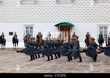 Goose-pas les soldats au changement de la Garde de cérémonie au Kremlin, Moscou Banque D'Images