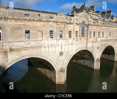 Pulteney Bridge enjambant la rivière Avon, Bath, Somerset, Angleterre architecte Robert Adam a construit1773 Banque D'Images