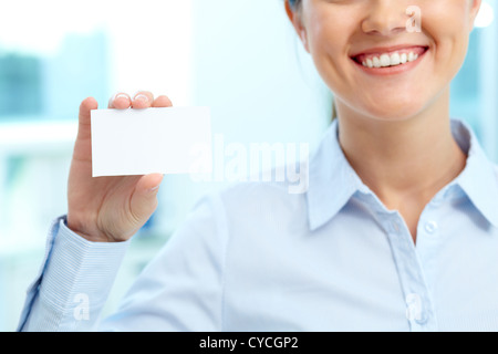 Close-up of carte vierge illustré par de jeunes smiling businesswoman Banque D'Images