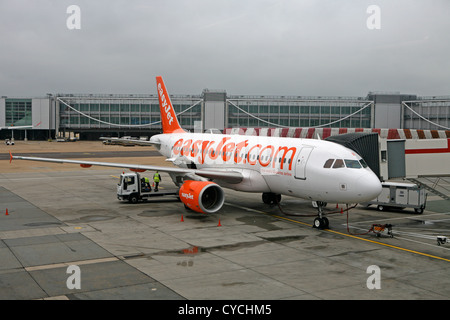 Avion Easyjet sur le tarmac à l'aéroport de Gatwick Banque D'Images