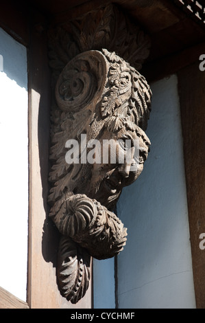 Sculpture en bois sur un bâtiment à colombages, rue Large, Ludlow Banque D'Images