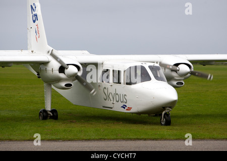 Un insulaire d'un aéronef exploité par le Skybus à l'aéroport de Lands End Banque D'Images