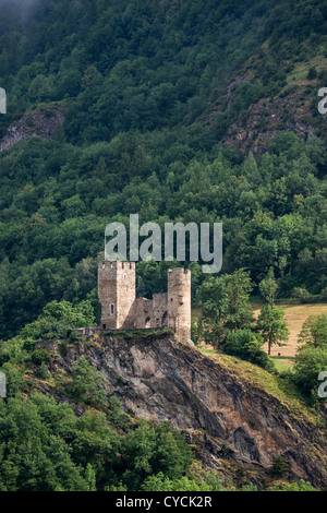 Ruines du château de Sainte Marie dans une petite ville de Luz-Saint-Sauveur dans les Hautes-Pyrénées département de France Banque D'Images