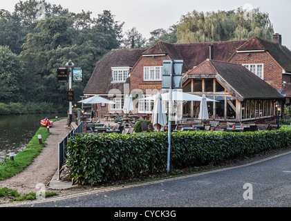 L'Anchor pub à Pyrford verrou sur la rivière Wey - Wisley, Surrey Banque D'Images