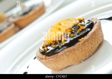 Mini tarte au chocolat avec morceau de mandarine sur le dessus Banque D'Images