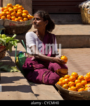 Un vendeur d'ORANGES DANS UN MARCHÉ À MADURAI INDE Banque D'Images