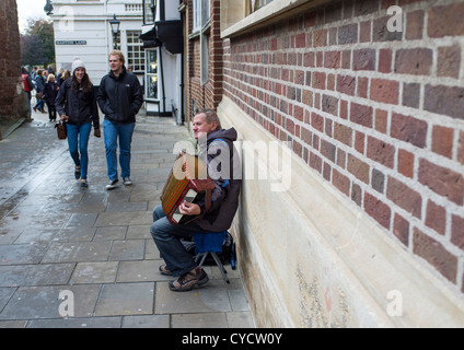 Le 31 octobre 2012. Devon en Angleterre. Un musicien ambulant à jouer de l'accordéon aux passants à Exeter sur un jour d'automne humide. Banque D'Images