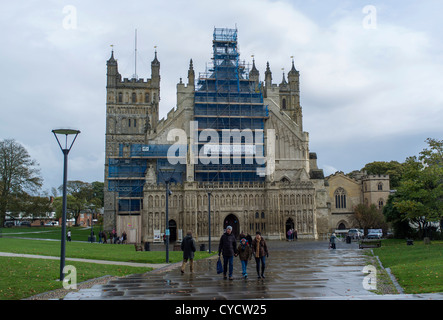 Le 31 octobre 2012. Cathédrale d'Exeter, Exeter, Devon, Angleterre un jour de pluie d'échafaudages, les consommateurs et les piétons. Banque D'Images