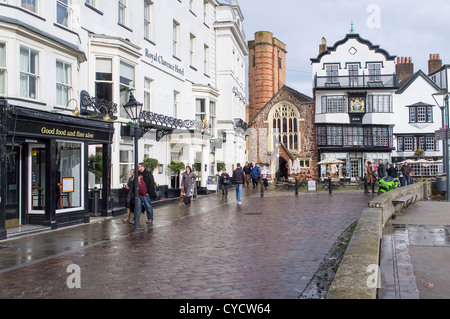 Le 31 octobre 2012. Près de la cathédrale d'Exeter, Devon, Angleterre. Shoppers par temps humide dans un centre-ville avec des bâtiments anciens et modernes Banque D'Images