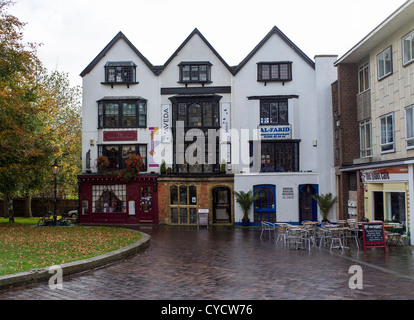 Le 31 octobre 2012. Près de la cathédrale d'Exeter, Devon, Angleterre. Des boutiques et un café dans la cour de la cathédrale, l'Exeter. Banque D'Images