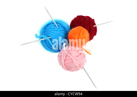 Boules de fil de laine colorés avec des aiguilles à tricoter isolated on white Banque D'Images