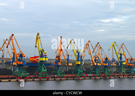 Les grues portuaires colorées au terminal charbonnier Banque D'Images