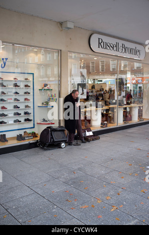 Le 31 octobre 2012. Exeter, Devon, Angleterre. Un musicien ambulant en dehors de Russell et Bromley sur Exeter high street. Banque D'Images