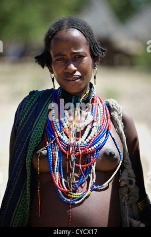 Femme de la tribu d'Ari en Éthiopie. Banque D'Images