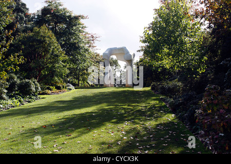 La réplique de la sculpture de Henry Moore, L'ARCHE À RHS WISLEY. SURREY UK. Banque D'Images