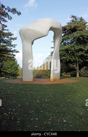 La réplique de la sculpture de Henry Moore, L'ARCHE À RHS WISLEY. SURREY UK. Banque D'Images