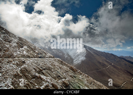 Sur la route de Leh, la capitale du Ladakh à La Vallée de Nubra sur le Khardung La pass, Ladakh, Inde Banque D'Images